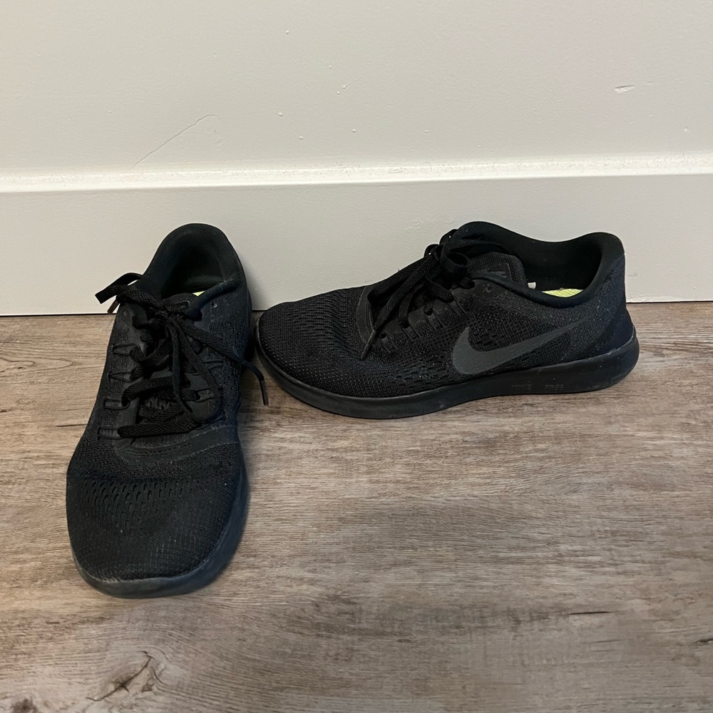 Size 6 all black Nike Free Run! 🥳